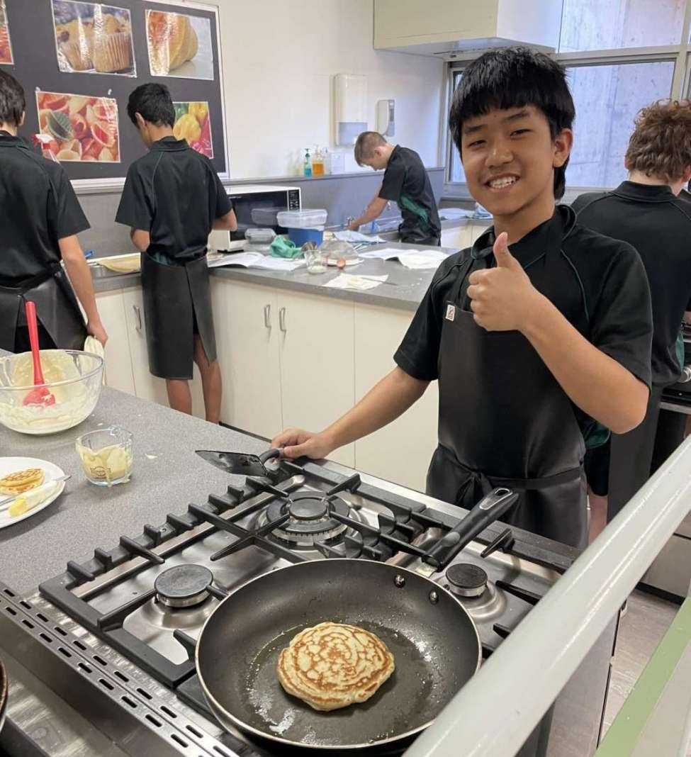 Tluang cooking pancakes